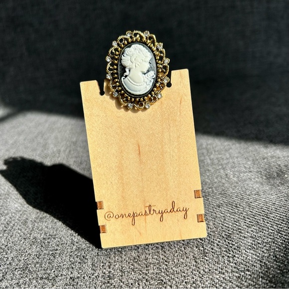 Sparkly Cameo Brooch Pin, Rhinestone Filigree Edging Detail, Black, White, Gold - Picture 14 of 16